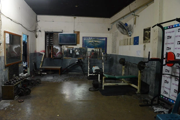 ある店の2階にある簡素なトレーニングジム。筋骨隆々、体が資本のゴーゴーボーイたちは、ここで日々体を鍛えている