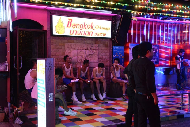 白いタンクトップ姿の男たちがベンチに座るこの店は、藤原の姉によると「男が男にヌイてもらう店なんです。本番もあり」という