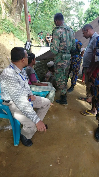 左から3人目の白い帽子の男が逮捕された誘拐犯。その手前がさらわれそうになった少年。