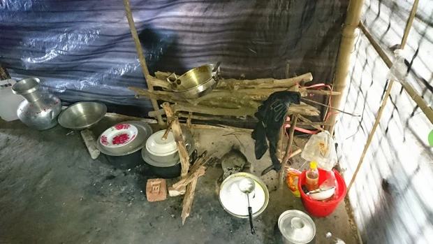 配給の生米は火を使わないと食べられないが、テント内に換気がないので調理するたびに目とのどをやられるという。