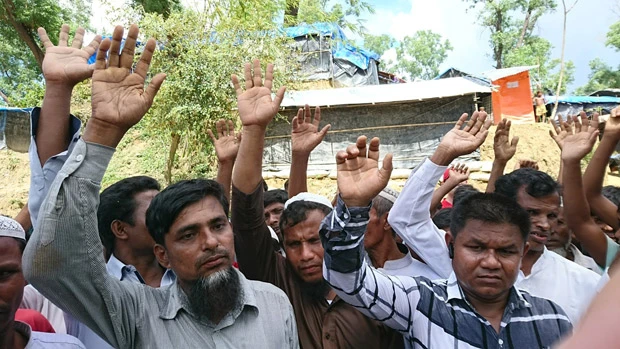 スー・チーを支持しないか?と問うと、ほとんどの難民が手を挙げた。