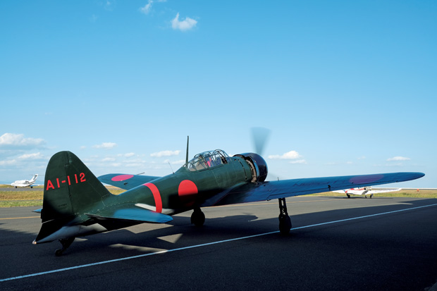 当時、零戦は約1万800機製造されたが、現在、飛行可能な機体は4機のみ。この機体は映画『パール・ハーバー』にも登場している