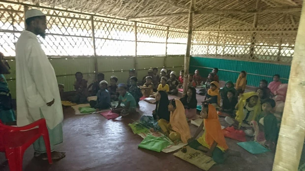 難民キャンプ内では教育の重要性を考え、聖職者が子供たちに読み書きを教え始めた。