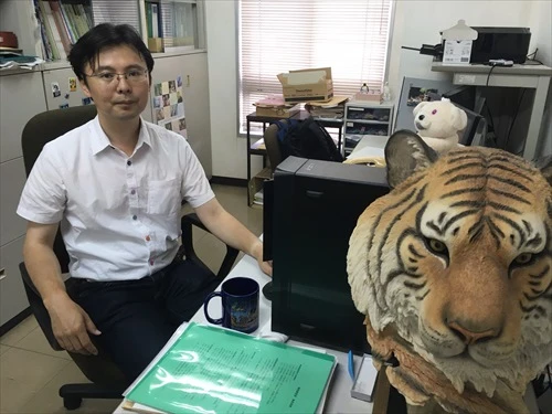  帝京科学大の佐渡友陽一氏。静岡市職員として日本平動物園に勤務した経歴を持ち、著書には『いま動物園がおもしろい』などがある