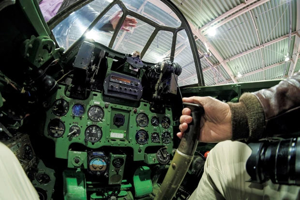  中肉中背の本誌記者が乗り込むと、さほど狭さを感じなかった。空調はなく、寒くなるとエンジンの熱をコックピットに送り込むとのこと