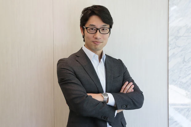 「ティラノサウルスのウンチ化石はとても大きくて、40cm超えのものもある。しかもこれ、全長ではなく一部分の可能性もあるんです」と語る泉賢太郎氏