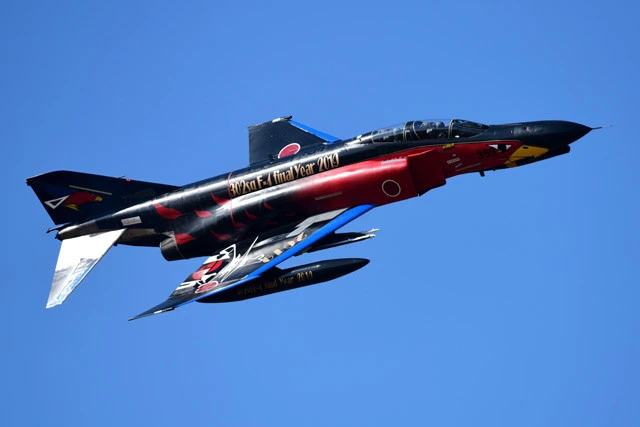 Ｆ－４ＥＪ改ファントム記念塗装版（日本）。最新鋭ステルス戦闘機Ｆ－３５の導入により、２０２０年までの完全退役が決まっている空自の元主力戦闘機。１２月２日の百里基地航空祭では「Ｆｉｎａｌ　Ｙｅａｒ」と記された特別塗装版が飛んだ