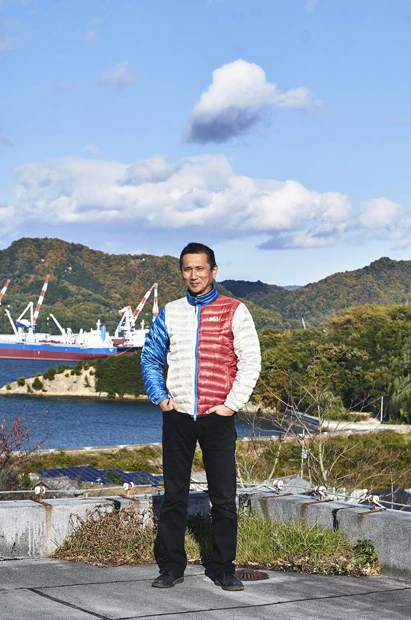 柳さんは、作品からは想像できないほど気さくな人だった。瀬戸内海を背景に