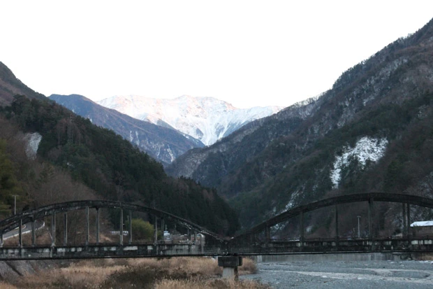 大鹿村から望む南アルプスの赤石岳。南アルプストンネルは、隆起の激しい断層や活断層が入り組む山脈を25kmにわたって掘削する難工事。