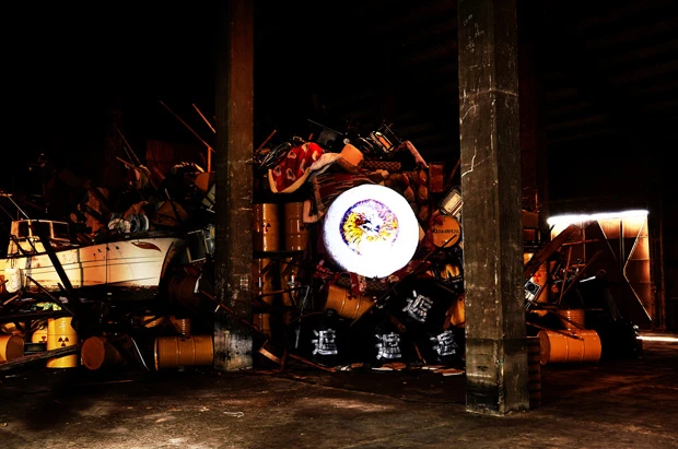 最新作『プロジェクト・ゴジラ‐眼のある風景2』。瓦礫の中で巨大なアクリル製の目玉が輝く。尾道市西御所町にある県営上屋3号倉庫内。観覧希望は「ART BASE MOMOSHIMA」に要確認