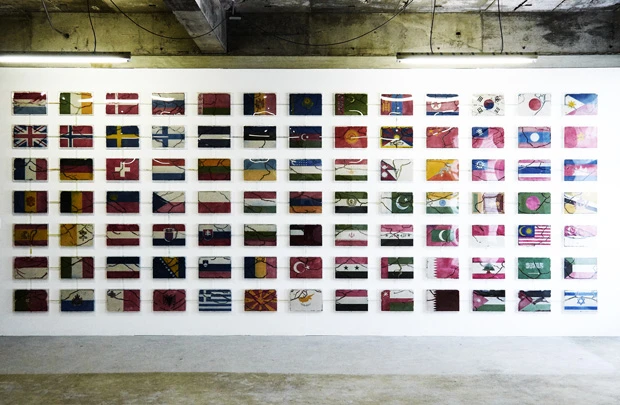 『ユーラシア』(2001年)砂絵の国旗を蟻が壊していく過程を描いたアント・ファームシリーズの、ユーラシア大陸バージョン。百島で展示中