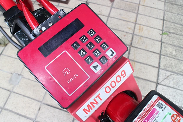 「MNT」の後に並ぶ数字が千代田区の場合の自転車の番号。その上の数字パネルにパスコードを入力する。