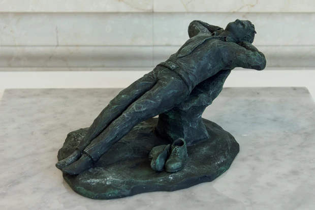 『お手上げスライダー』終わりの見えない仕事に“お手上げ”状態となり、なんと石化してしまった社畜社員。しっかり靴まで脱いで、スライダー準備完了!