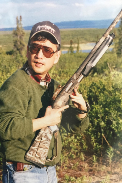 アメリカでレミントン製のM870ショットガンの訓練を受ける小峯氏。「操作性、メンテナンス性が良く、俺のようなバカでも扱えるショットガン」とのこと