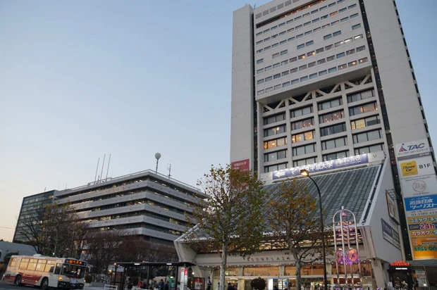 解体予定の中野区役所(左)と中野サンプラザ。これに伴う再開発計画が発端となり、平和の森公園の整備計画につながった?