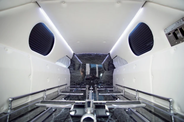 外装だけでなく、棺を収納するスペースもこのように実にゴージャス！「ベントレーを選んだのは、いつの時代でも古さを感じないから」（熊木社長）