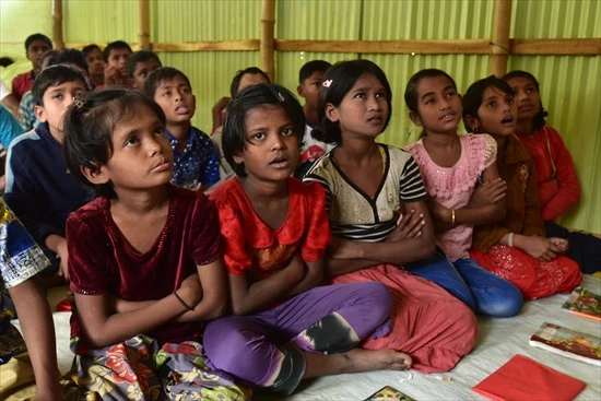 先生の話に聞き入るロヒンギャの子どもたち。この学校は日本からの資金援助とバングラデシュ政府からの土地の支援で成立していることを忘れてはならないとアウン・ティンさんは言う