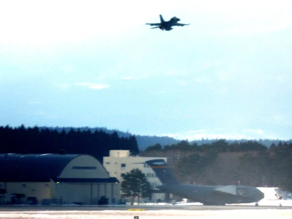 飛び立つF-2戦闘機(航空自衛隊)とC-17グローブマスターⅢ(米空軍)(右下)。