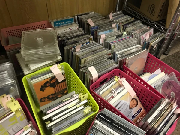 陸前高田災害FMが所有する大量のCDは、すべて各所から寄贈されたもの。閉局後はすべて地元の図書館に寄贈される予定になっている。