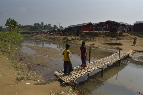 バングラデシュのトンブルライト村。小川の向こうはミャンマー。険しい山岳地帯を100km以上歩いて逃れてきたロヒンギャが難民生活を送っている