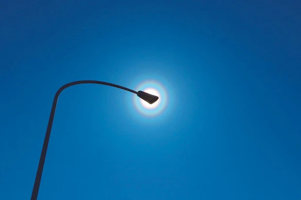 太陽や月を建物や電柱で隠すように撮影するのがコツ