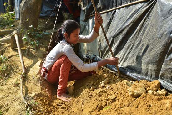テント内に雨水が流れ込むのを防ごうと、ロヒンギャの少女が手掘りで排水溝を造っていたが、ひと雨降れば泥で埋まってしまうという。「ホントは竹で排水溝を造ればいいんだけど、お金がないから買えないの」と少女は笑った。聞けば、竹はテントひと張り分で40タカ(50円ほど)。カンパしようと思ったが、周りで人がたくさん見物していたので控えた。善意の寄付が不公平を生み、難民キャンプを混乱に陥れる場合がある