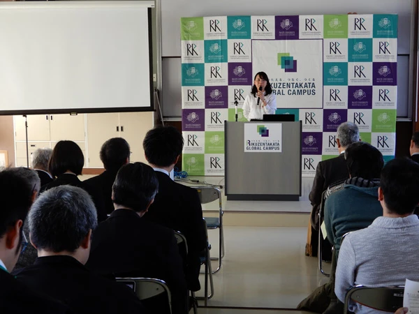 市内で開かれたシンポジウムでは、東京と地元の大学生が共同で手がけている支援活動や研究活動の報告が行なわれていた。