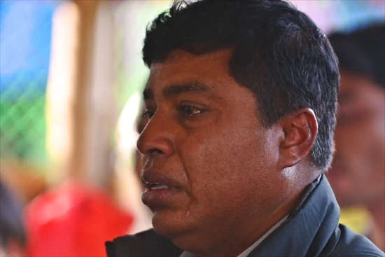 難民キャンプに学校をつくった“日系ロヒンギャ”のアウン・ティンさん。取材に訪れた日、子どもたちに平和と人権について涙ながらに語った