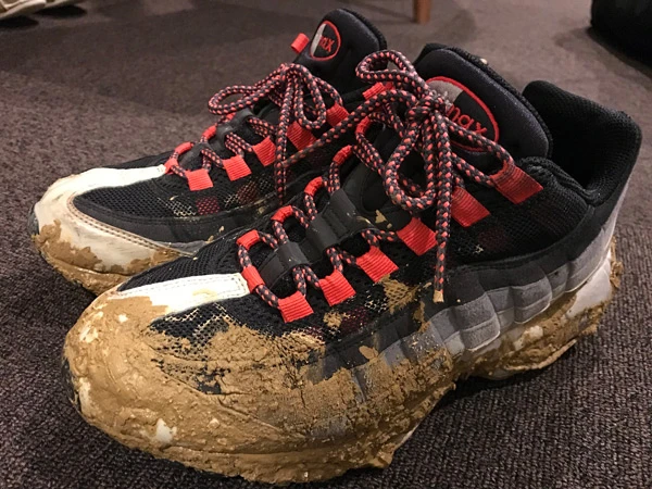  ＢＲＴ下車からホテルにたどり着くまで３０分ほど歩いただけで、靴はこのとおり泥まみれに。まだまだ復興は道半ばだと感じる。