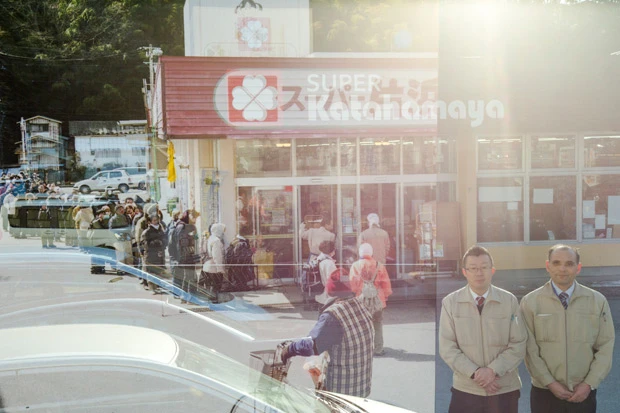 片浜屋代表・小野寺洋さん(42歳)、古町店店長・及川裕二朗さん(59歳)