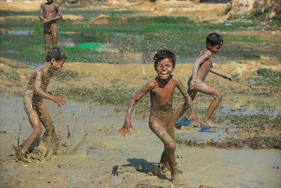 中には家族を殺害された子もいる…。しかし、ロヒンギャの子どもたちは底抜けに明るかった。その笑顔が、“世界で最も迫害されている”ロヒンギャの光でもある