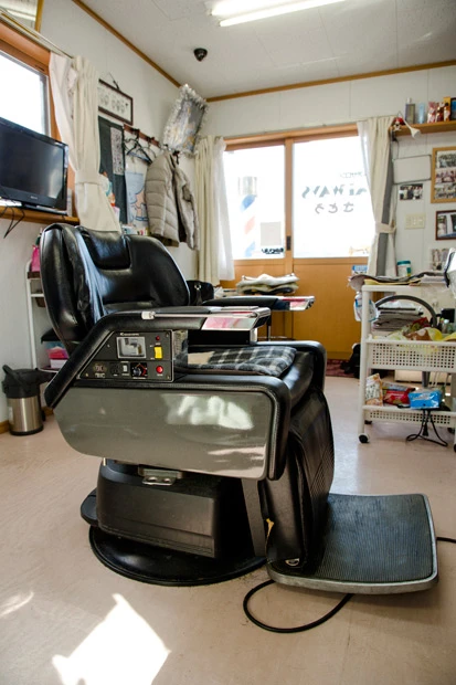 佐藤さんが理容店を継ぐきっかけとなった理容椅子。