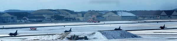 4機のF-2戦闘機(航空自衛隊)が誘導路を進む。三沢には同機が40機常駐。