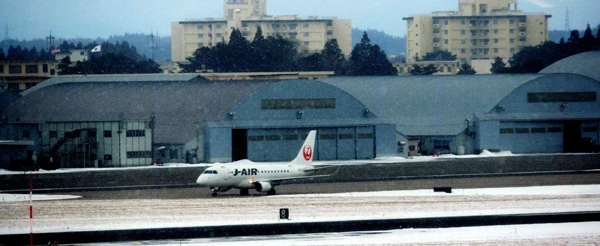 大阪・伊丹からやって来て三沢に着陸したJ-AIR機。