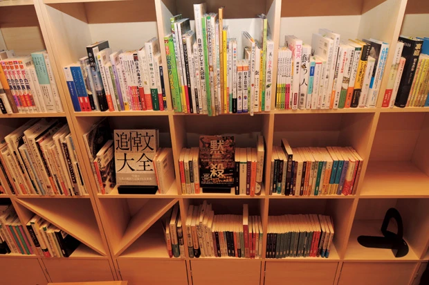 柳さん自身が選んだ本のほか、交流のある作家24人から推薦された本、約5千冊が並ぶ