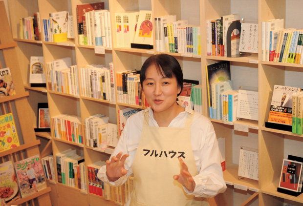 「一冊一冊の本を大切にして、黒字は無理でも続けたい。書店が消えてしまえば『本との思いがけない出会い』もなくなる。なんとか売れる方法はないのかと、あがいてみたい」(柳店長)
