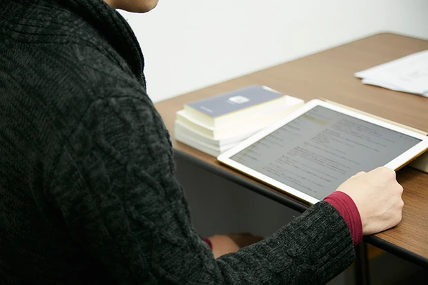  対談中もメモを取りながら話を聞く津島氏