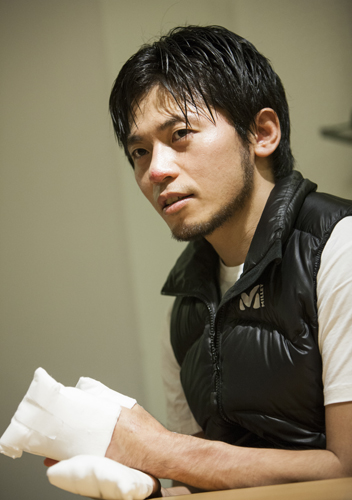 2013年、週刊プレイボーイのインタビューに答える栗城史多さん。前年の秋季エベレスト挑戦で重度の凍傷を負い、9本の手指を失っていた。厳しい批判を受けながらも挑戦をあきらめなかった理由とは──