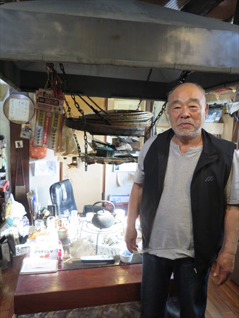 カースタント、カーアクションの第一人者・高橋勝大さん(タカハシレーシングのオフィス兼自宅にて撮影)