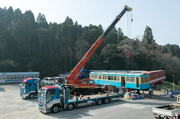  トラックへの積み込みは、真っぷたつに切った車両を空中に浮かべるという、ダイナミックな作業。これを７人で行なうというから驚きだ。