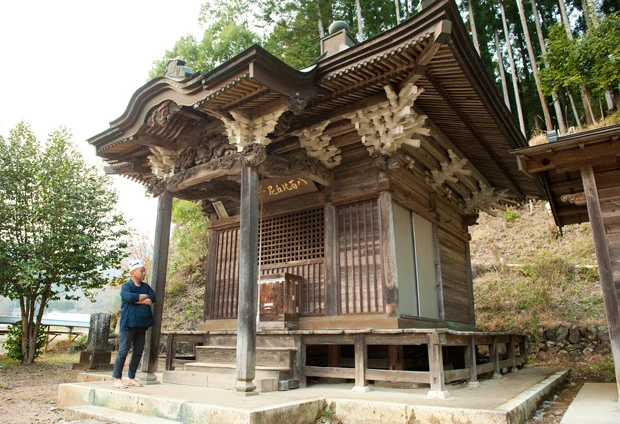 地域の人達で供養を行ない、伝説を偲(しの)んでいる八百比丘尼堂