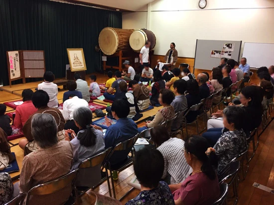 会場を埋めた聴衆が釘付けになった寺小屋