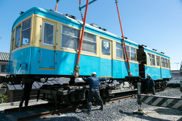 トラックからつり上げられる箱根登山鉄道