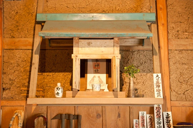 雨ざらしで捨てられていた祠を修復し、神棚として祀った