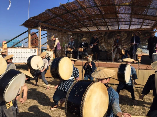 農村舞台で演奏をした切腹ピストルズ