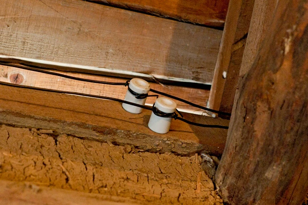 姿を消しつつある白い陶器製の碍子