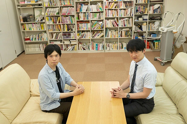 精神科医・ゆうきゆう先生(右)と『セックス依存症になりました。』の著者・津島隆太氏