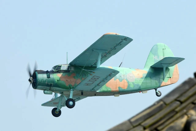 アントノフＡｎ－２（韓国）。１９４７年に旧ソ連のアントノフ設計局が開発した複葉機。韓国軍が対北朝鮮特殊作戦用に約２０機保有しているとされるが、韓国政府は公には認めていない。南北融和でお払い箱近し？