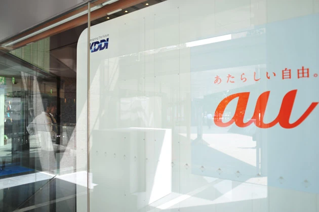 総務省の改正案に、au(KDDI)は真っ向から反対。ソフトバンクと格安SIMを販売するMVNOの多くが自社の回線を使っているドコモは静観