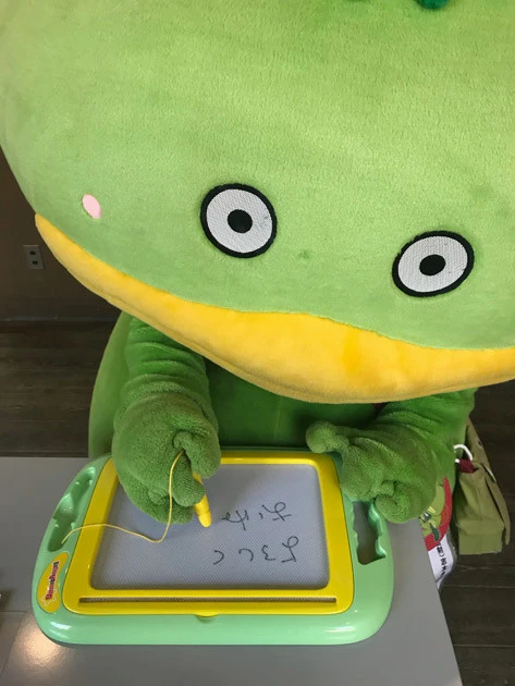 埼玉県の志木市民会館「パルシティ」で「お絵かきボード」を使って語ってくれたカパルくん